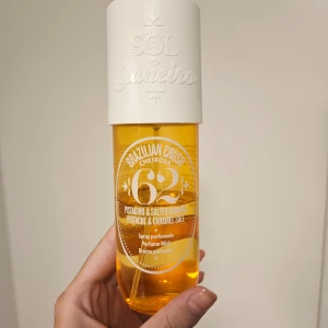 Sol de janeiro 62 240 ml - Köpte denna här inne och den luktar verkligen så gott men jag får tyvärr huvudvärk av den. 240 ml men den är använd så uppskattar att det är drygt halva kvar.
