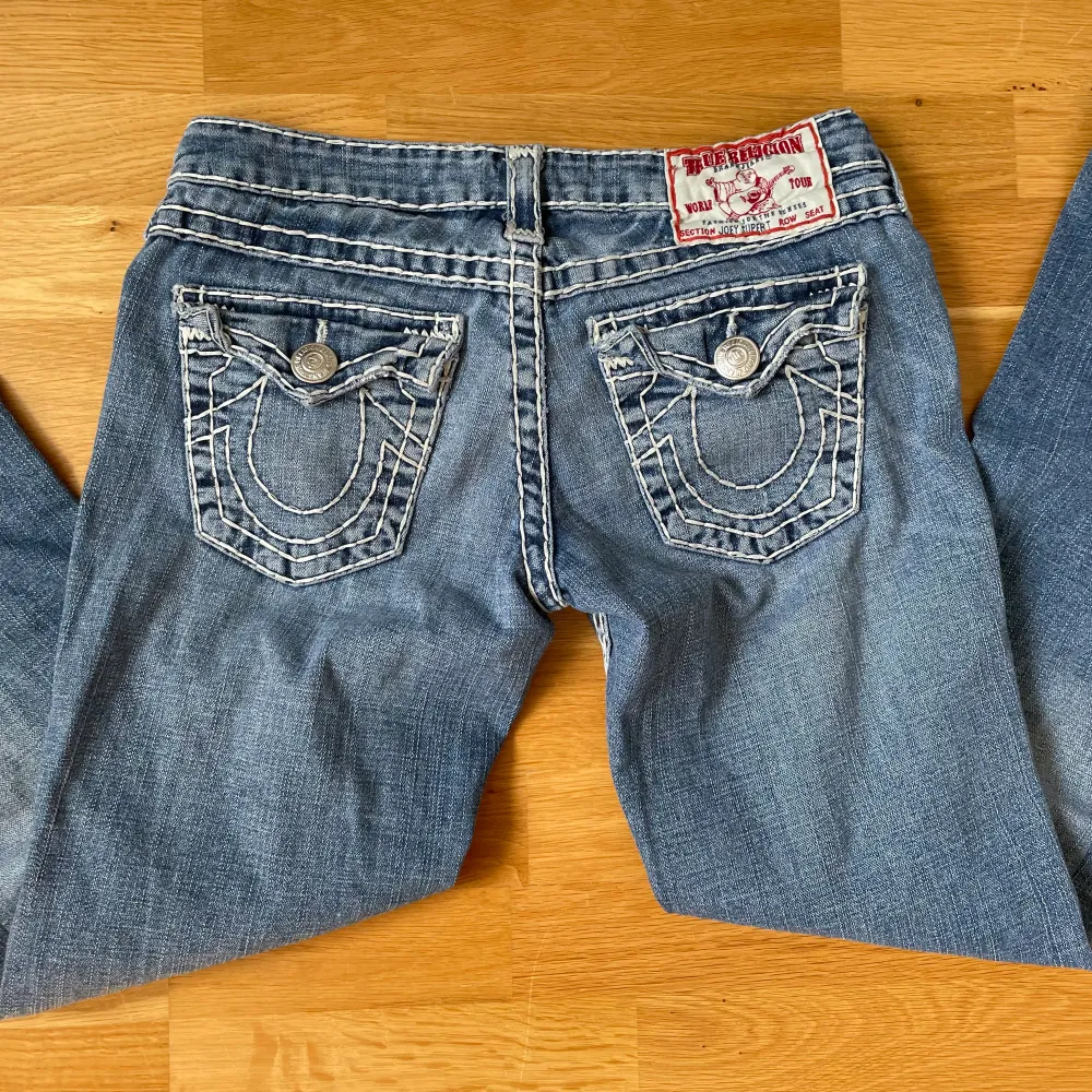 Jätte snygga true religion jeans, dom är utsvängda och lågmidjade med tjocka vita sömmar. Midjemåttet är 39cm och innerbenslängden är 76cm. Skriv om du undrar något💗. Jeans & Byxor.