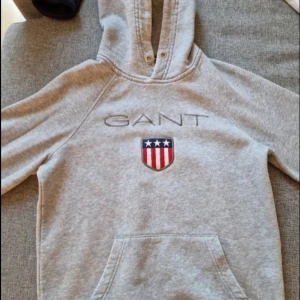 Gant Hoodie - Skick 8/10 Använt några gånger. Storlek 158-164cm