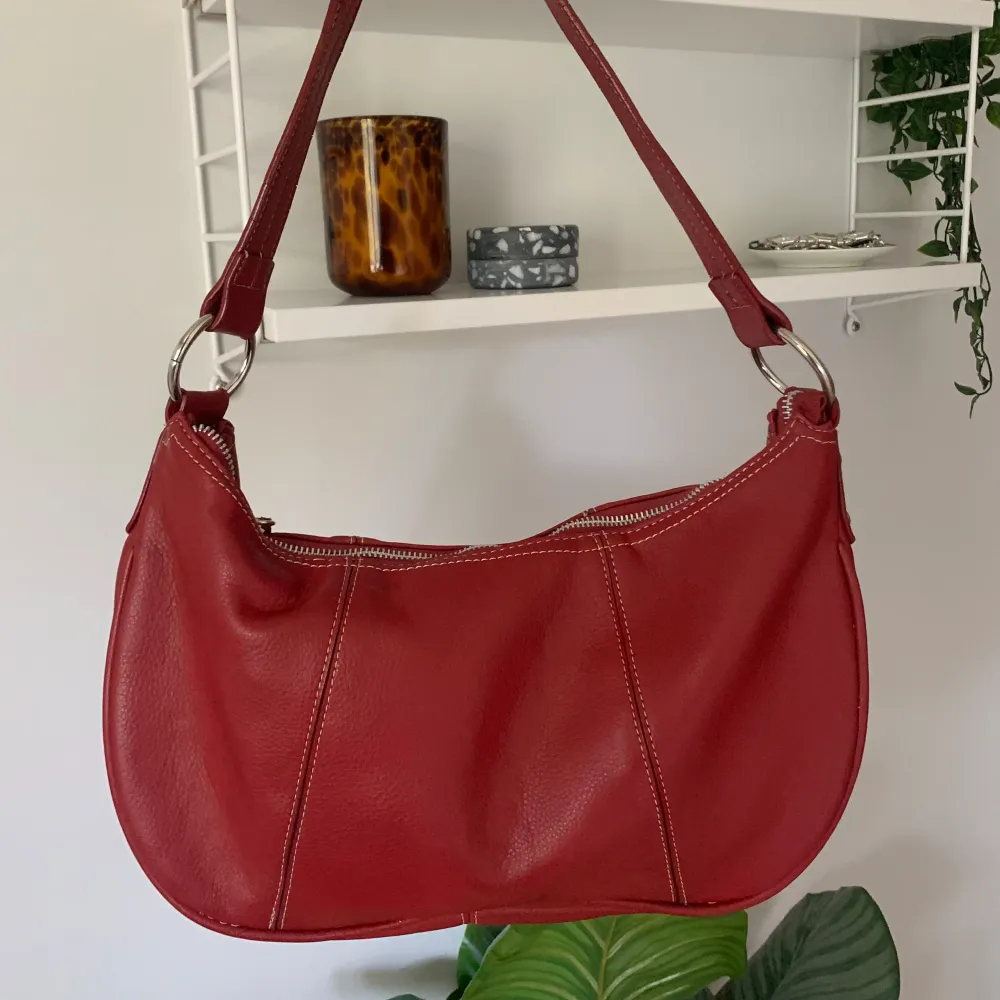 Medelstor vintage väska i rött läder och med silverdetaljer! ❤️. Väskor.