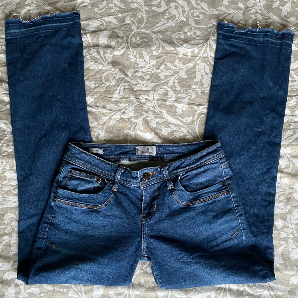 Superfina lågmidjade ltb jeans i modell ”valerie”, köptes för 799 kr⭐️  Dom är uppsprättade längst ned i bena som ger ungefär 3 cm extra i längden💗 . Jeans & Byxor.
