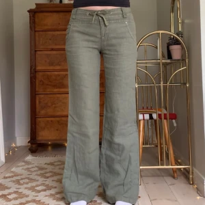 Gröna linnebyxor - Lågmidjade utsvängda linnebyxor med coola fickor och knytning i midjan, från Esprit! Jag är 173 cm, midjemåttet är 76 cm och innerbenslängen 80 cm 💋