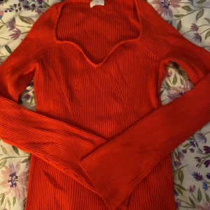 Stickad tröja - Säljer nu min helt oanvända fina tröja från H&M. Den är stickad och väldigt tjock i materialet, stretchig som gör att den passar från S-L👌🏻💗