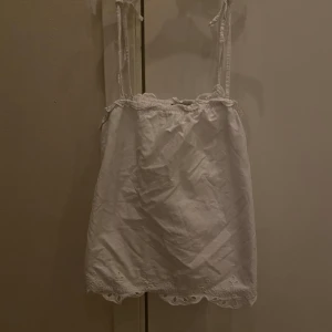 Topp - Super gullig sommartopp från nakd. Broderi längst ner💗