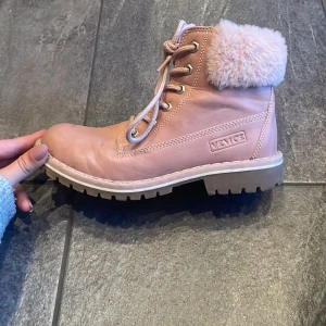 Vinterkängor  - Vinterkängor. Använda ca en säsong. Hyfsat slitna