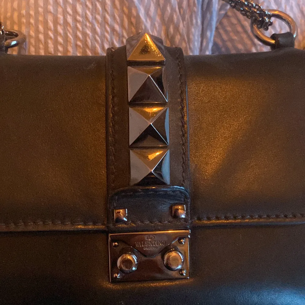 Svart valentino väska i modellen glam look medium. Alltså mellan storleken som är den perfekta handväskan där man får plats med mobil, nycklar, plånbok och mycket mer. Den är i bra skick och har inga missfärgningar. . Väskor.