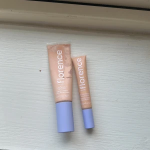 Florence makeup - Två Florence produkter, en foundation med medium coverage och en concealer med high coverage. Concealern är färg FO15 och foundationen är färg FO10. Båda har använts ungefär 5 gånger. Original pris för båda är: 341kr ❤️