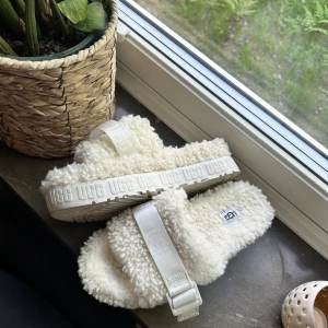 Uggs fluffita platform slide slippers - Uggs tofflor som användts inomhus få gånger.   
