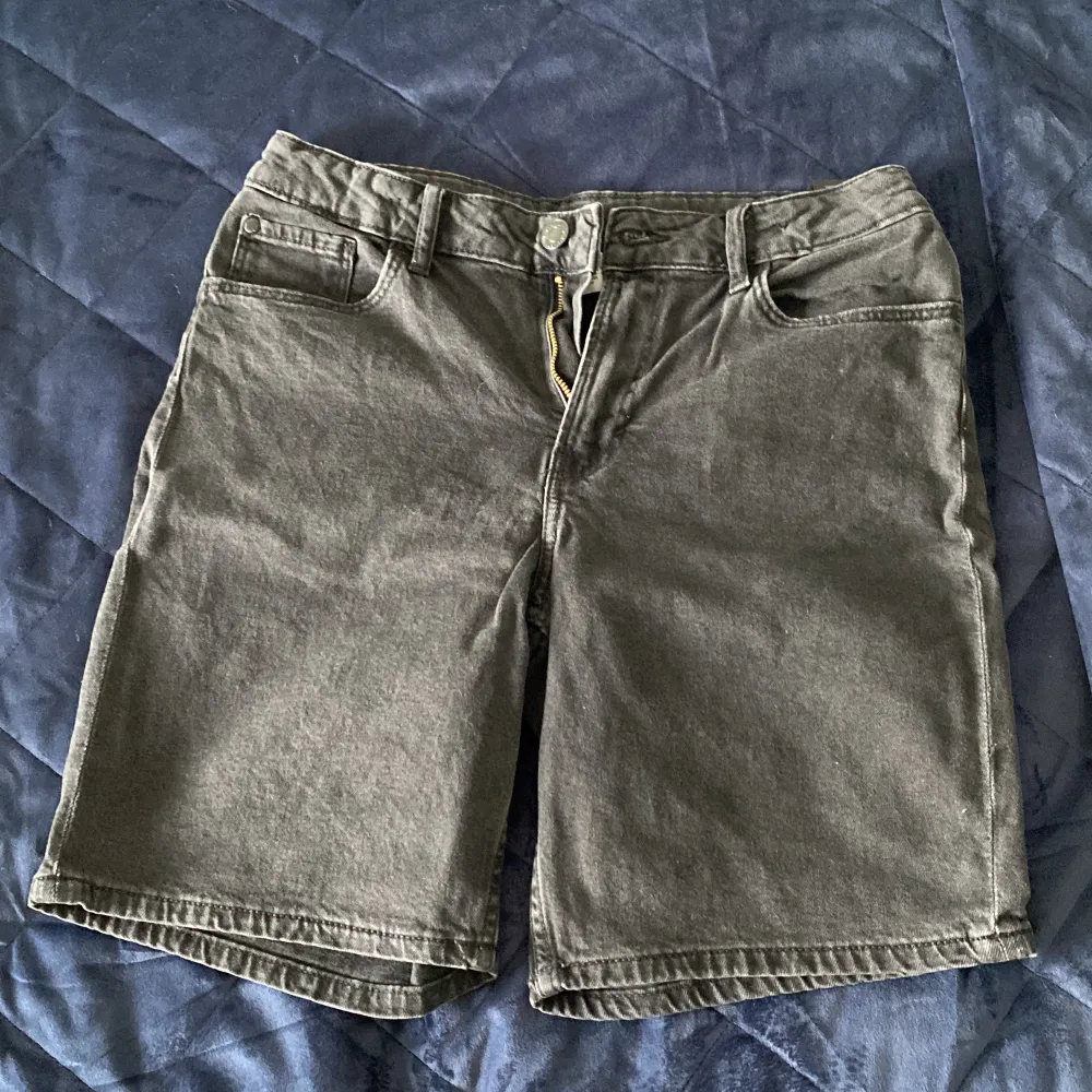 Säljer nu mina oanvända shorts säljer dem pga av jag inte använder dem  Storlek: 164/13-14y. Shorts.