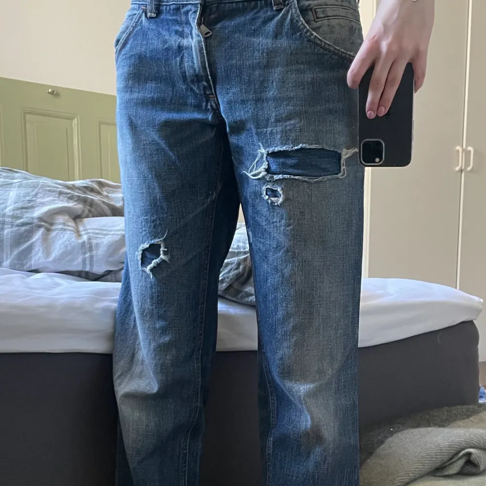 Jeans från dolce & gabbana. Finns slitningar över byxan men jag tycker det lägger till till dom. Längden är lång på mig (173cm). . Jeans & Byxor.