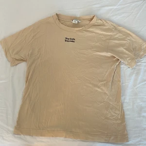 Beige tröja💋 - Fin tröja i Storlek XXS från Monki💗 Använd många gånger och tyvärr två jättesmå hål