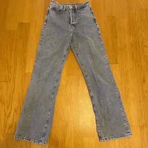 Skit snygga jeans från bikbok🤩regular wide waist 24 lenght 30!