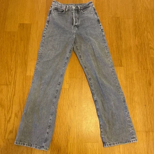 Gråa jeans  - Skit snygga jeans från bikbok🤩regular wide waist 24 lenght 30!