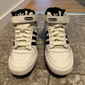 Adidas höga sneakers - Endast använda 1 gång! 