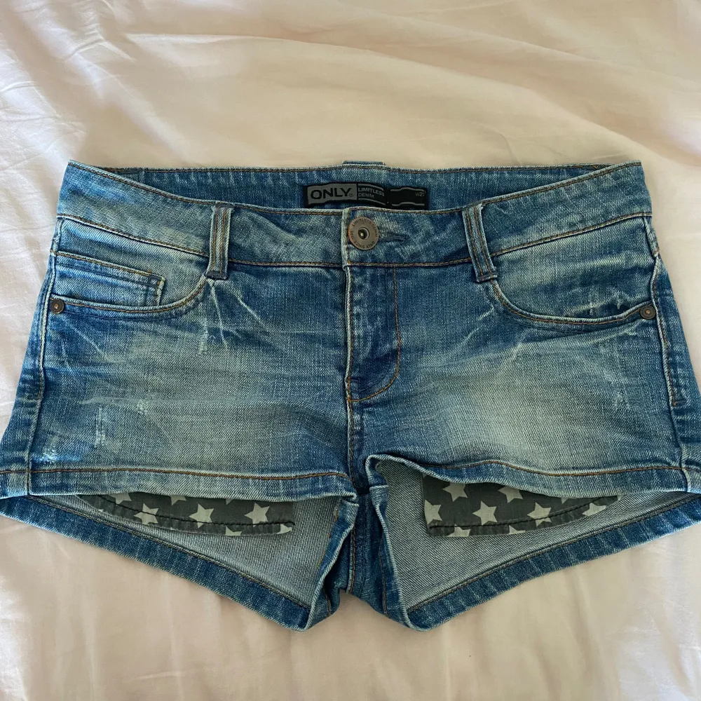 Jätte snygga jeans shorts från Only. Säljer då dom inte kommer till någon användning 🙌. Shorts.
