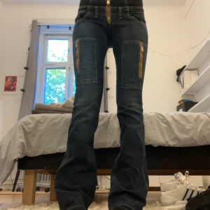 Jeans - Midjemått: 36cm (mätt rakt över) Innerbenslängd: 78cm  Aldrig använt bara testat!💖