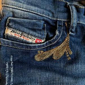 jag säljer ett par as snygga mörkblå diesel jeans i storlek w25 l32 midjemått rakt över: 35💞 aldrig använda av mig, köpta secondhand. Super skick, inga defekter eller fläckar och säljer pga för små i midjan!💞vid snabb affär kan pris diskuteras 💞