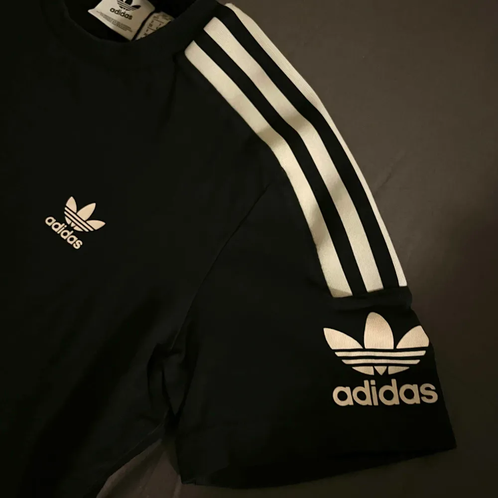 Adidas Originals t-shirt i storlek 38, vilket motsvarar en S. Har använts ett fåtal gånger, men ser precis som ny ut. Passar båda kön.. T-shirts.