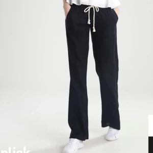 Roxy linnebyxor  - Säljer mina roxy linnebyxor i storlek M, passar mig som har S men skulle ändå vilja ha en mindre storlek så kan tänka mig att byta mot storlek S. 🫶🏼pris är diskuterbart!