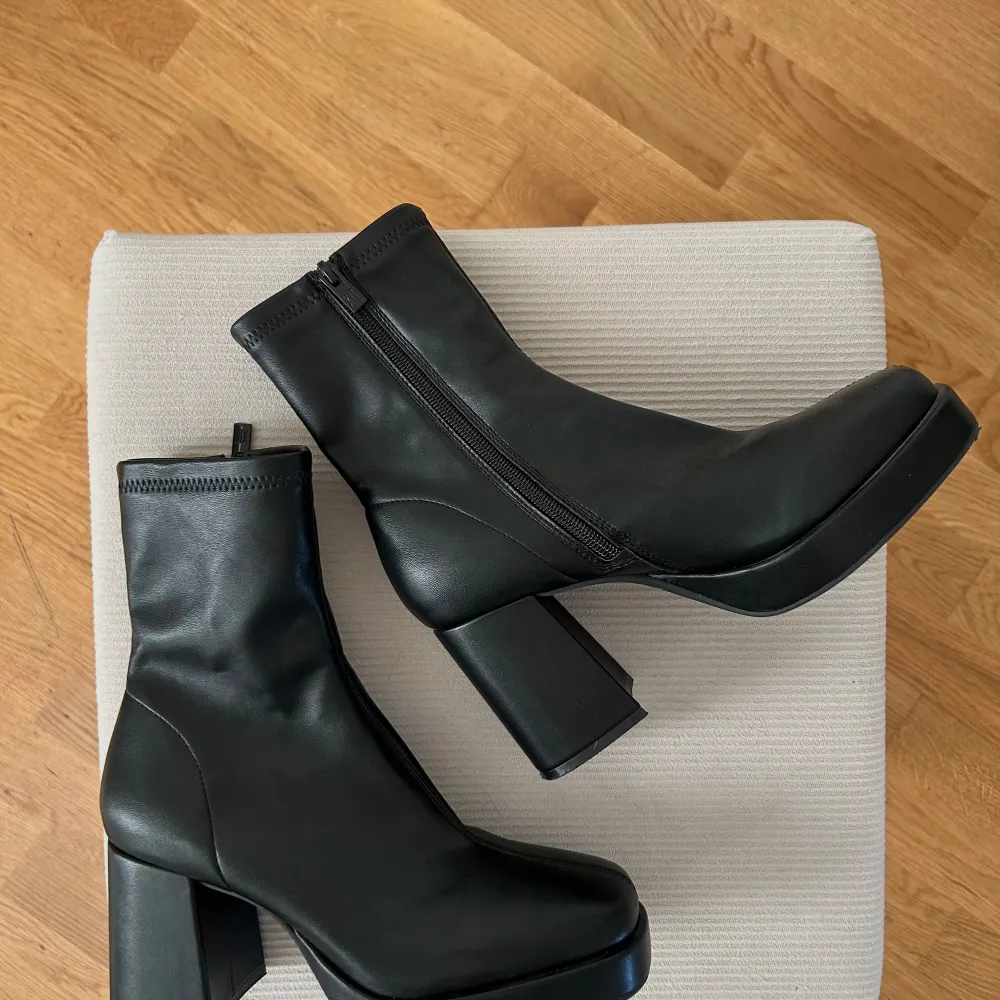Otroligt snygga boots från märket xit. Köptes i vintras, har bara använt dom en gång så dom är i nyskick. Har bara ingen användning för dom. Storlek 39 och är väldigt bekväma på fötterna.  Klackhöjd: 8.3 cm   Köptes för 750kr Säljes för 400kr. Skor.