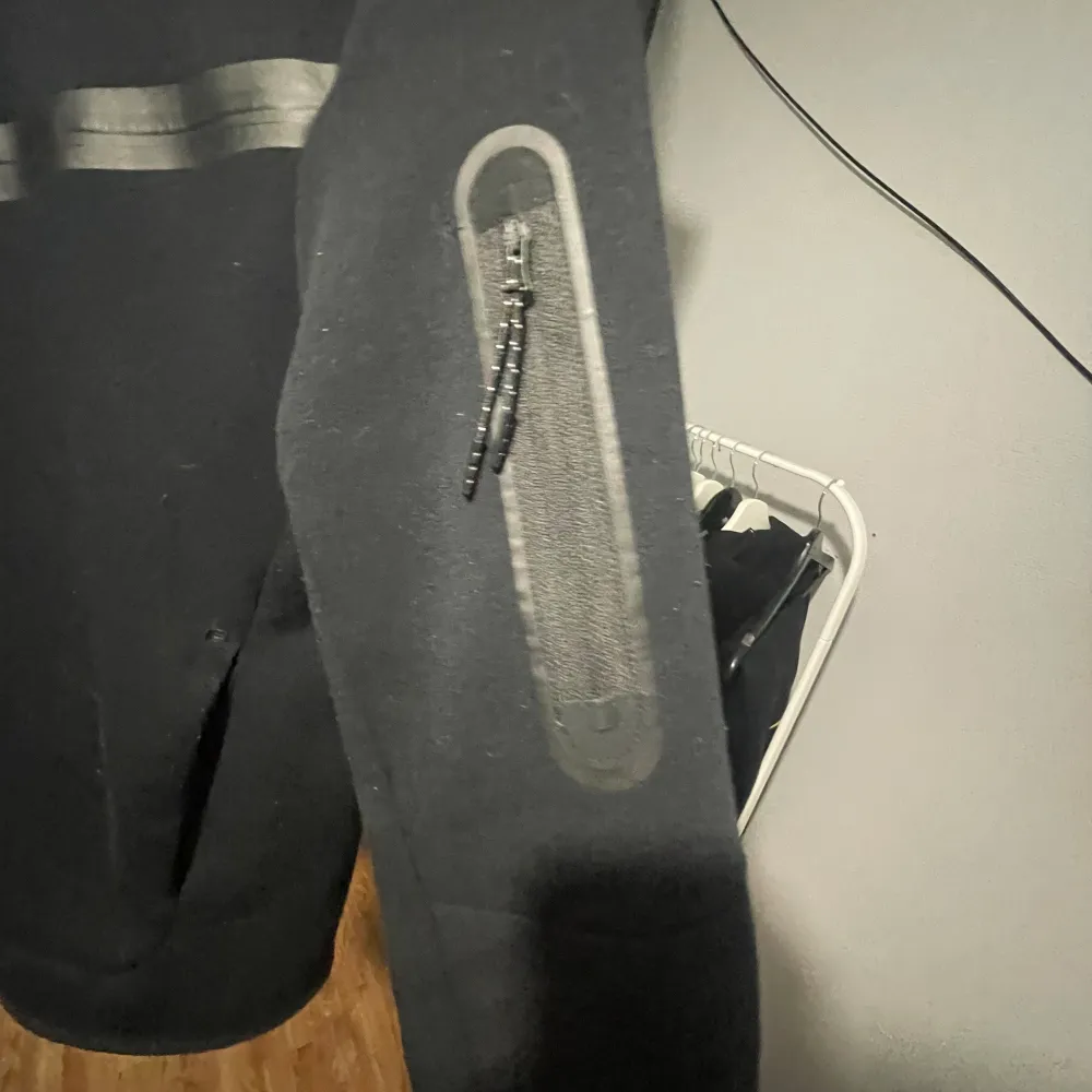 Jag säljer en svart Nike tech fleece top. Den är använd med i toppen skick. Skriv för mer frågor size M. Hoodies.