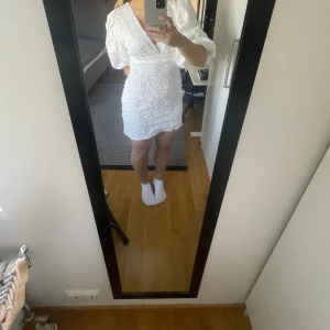 Showpo klänning - Säljer en perfekt studentklänning från Showpo!⭐️💕Den är helt oanvänd med lapp kvar. Köpte till studenten men säljer nu för att jag bestämt mig för en annan. 