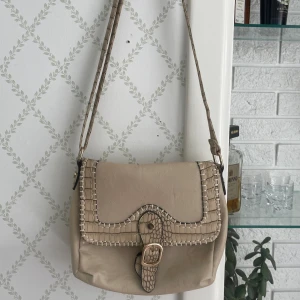 Väska - Så fin och unik väska i superbra skick! Köpt i Spanien på en secondhand butik och vet inte märket🫶🏼 Rymmer mycket och perfekt storlek🤍