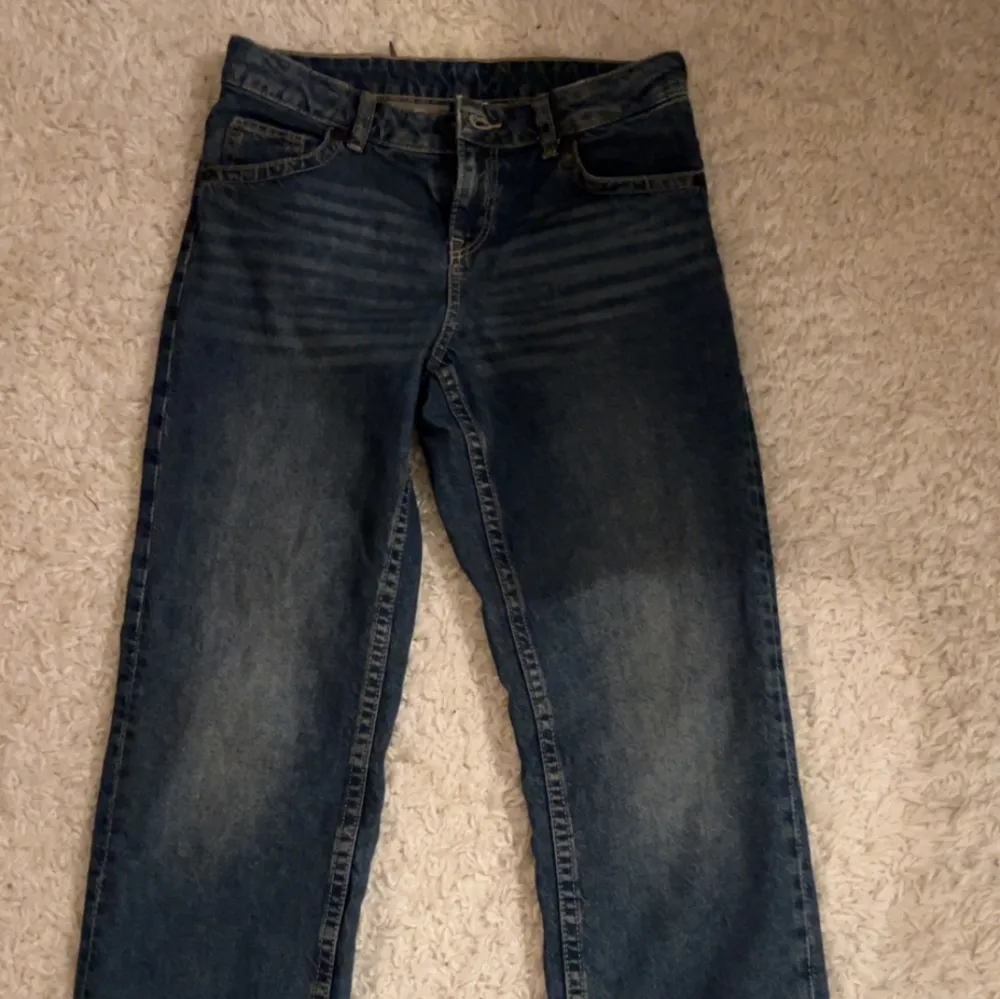 Lågmidjade raka jeans i storlkek 34, de är aldrig använda (jag är 168 för referens). Jeans & Byxor.