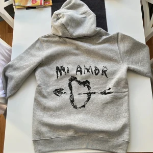 Mi Amor hoddie - Säljer denna mi Amor hoddien i storlek S. Säljs då den tyvvär inte kommer till användning längre💓
