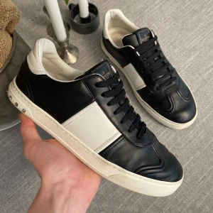 Valentino Flycrew - Säljer dessa riktigt feta svarta läder Flycrews i storlek 41 passar 42| 8/10 Skick (4nitar har lossnat) och smått heeldrag | Inget og följer med | 2499kr