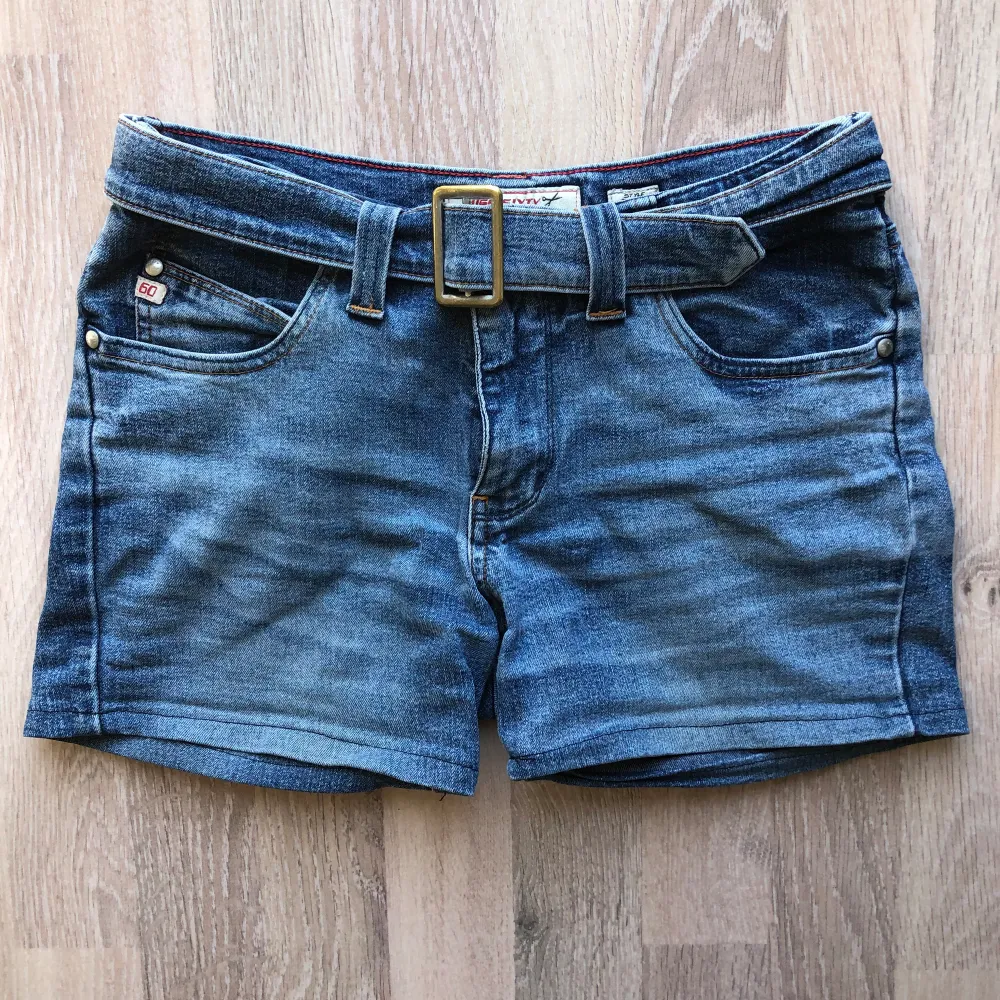 Supernajs vintage jeansshorts med inbyggt bälte från Miss Sixty! De är för små för mig 💔 Midjemått: 34cm 💘 . Shorts.