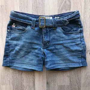 Supernajs vintage jeansshorts med inbyggt bälte från Miss Sixty! De är för små för mig 💔 Midjemått: 34cm 💘 