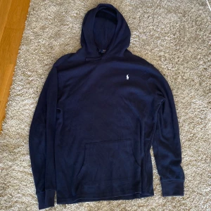 Ralph Lauren hoodie  - Tja! Säljer denna feta Ralph Lauren hoodie. Skick 10/10, Nypris runt 1.9 mitt pris 450.