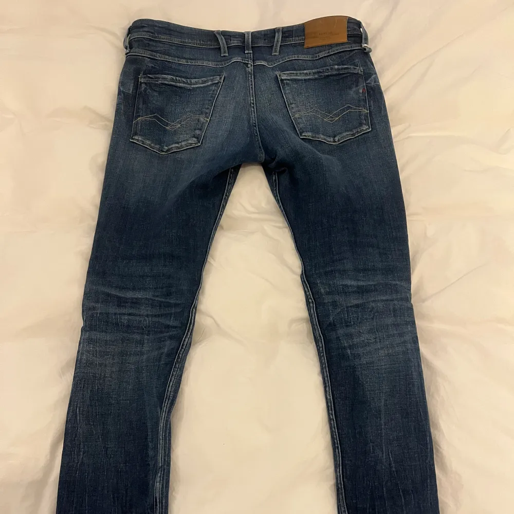 Jättefina replay jeans i storlek 34/36 fint skick nypris runt 1500. Jeans & Byxor.