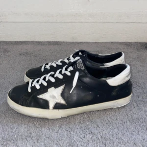 Golden Goose Super Star - Säljer nu dessa snygga Golden Goose i strlk 43. 🤩| Skorna är i hyfsat skick och säljer för endast 1899! | Sulan har blivit fixad av en skomakare | Endast skor medföjer | Hör av dig vid frågor! ✅ Priset är flexibelt vid snabb affär