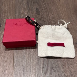 Valentino armband - Valentino armband i utmärkt skick, general wear lite crease från användning. Kommer med box och dustbag, mörkbrunt med guldiga studs. Nypris 3100 mitt pris 1200! Bara o skriva vid frågor eller funderingar, över 60 refs finns! :)