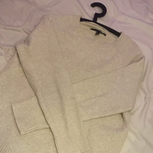 Trendiga tröjan - En beige snygg stickad tröja som passar alla årstider så den är tunn! Skitsnygg köppt för 250kr😘