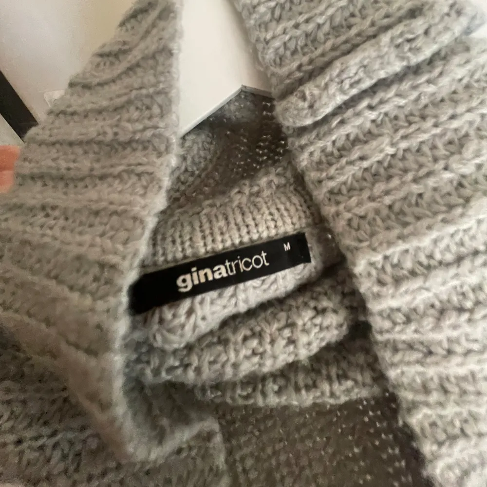 Super varm och gosig. Inte tight så man kan även ha den på sommaren. . Neuletakit & Villapaidat.