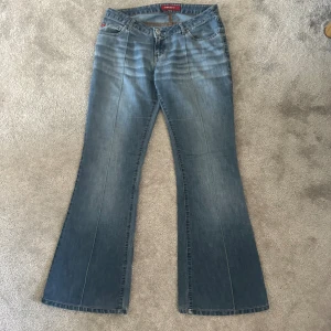 Miss Sixty - Super snygga Miss Sixty jeans med låg midja i storlek M/S. Midjemåttet är 39 cm och Innerbenslängden är 78cm. Knappt använda och i bra skick! 