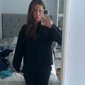 svart långärmard tröja - säljer denna snygga enkla tröja som passar till allt💕Är M men sitter så på mig som är S