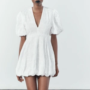 Zara klänning vit - Iintressekoll på denna klänning, säljer vid ett bra bud🤎slutsåld på zara