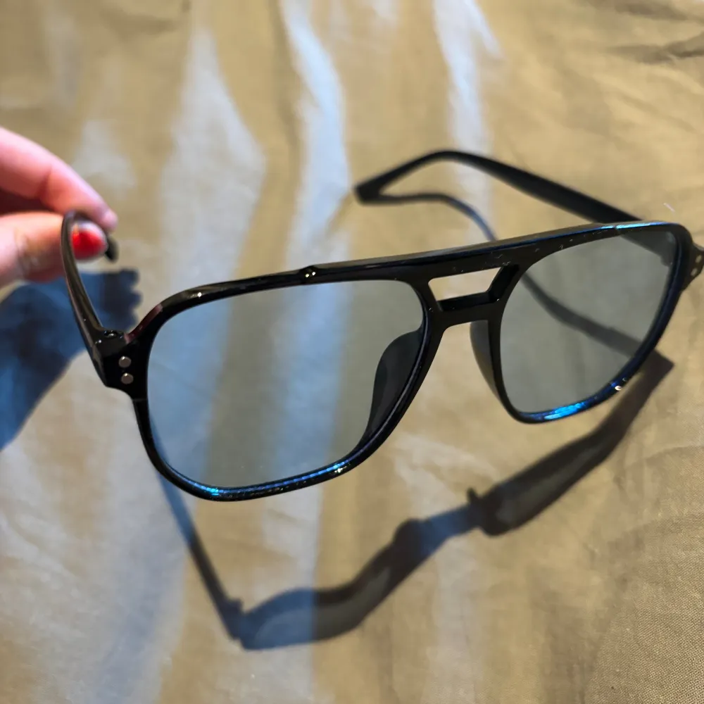 Säljer dessa jätte trendiga solglasögon då jag har alldeles för många par. Köpta på en marknad för 170kr❤️. Accessoarer.