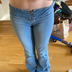 Jeans - Skit snygga jeans utan fickor med dragkedja där fram