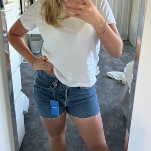 Levis shorts - Säljer dessa Levis shorts som är köpta på sellpy! Aldrig använt dem därav lappen kvar. De är midwaist och i otroligt bra skick!
