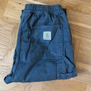 Carhartt byxor (Flint pant) - Coola byxor från carhartt i lite cargostil. Mycket bra skick i en väldigt snygg färg. Skriv vid frågor eller mått🤗