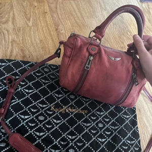 Zadig väska  - Säljer denna Zadig väska i måtten 16x34. Säljs då den tyvvär inte kommer till användning. Har lite små defekter här och där, just drf är priset lågt. Självklart är den äkta och dustbag ingår. Vid eventuella frågor eller funderingar kom privat💓💓