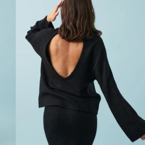 Stickad tröja - Superfin stickad tröja med öppen rygg från Gina tricot. Jättefint skick. Storlek m🩷