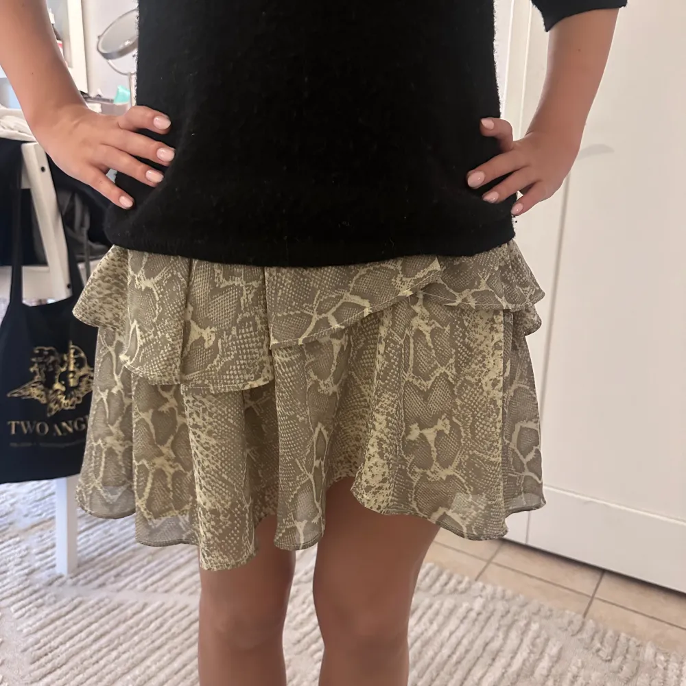 Fin volang kjol från Gina tricot. Köpt för några år sedan så den säljs inte länge. Den är sparsamt använd. Jätte fin till sommaren! . Kjolar.