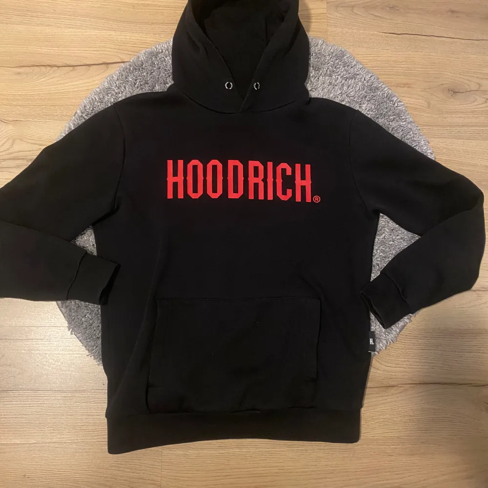 Hoodrich hoodie använd få gånger. Skick 8/10  Storlek S kan passa M.. Hoodies.