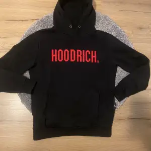 Hoodrich hoodie använd få gånger. Skick 8/10  Storlek S kan passa M.